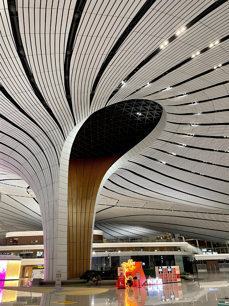 大興機(jī)場(chǎng)旁十個(gè)停車(chē)場(chǎng)即使在高峰期間只需二十分鐘即可到達(dá)航站樓 大興機(jī)場(chǎng)旁十個(gè)停車(chē)場(chǎng)即使在高峰期間只需二十分鐘即可到達(dá)航站樓